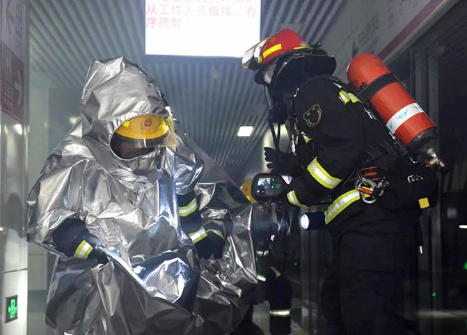 上海誠(chéng)格耐高溫隔熱斗篷亮相合肥消防地鐵滅火救援演練