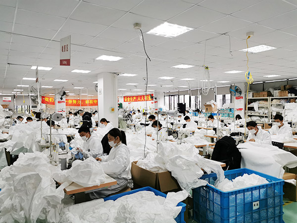 探訪上海防護服生產(chǎn)廠：工人七八分鐘就能做1件