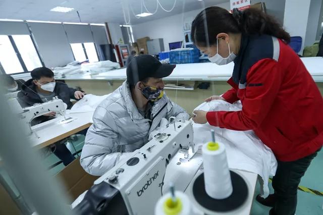 防護(hù)服緊缺？這家僅用了5天時(shí)間轉(zhuǎn)產(chǎn)防護(hù)服，日產(chǎn)量已達(dá)9000件