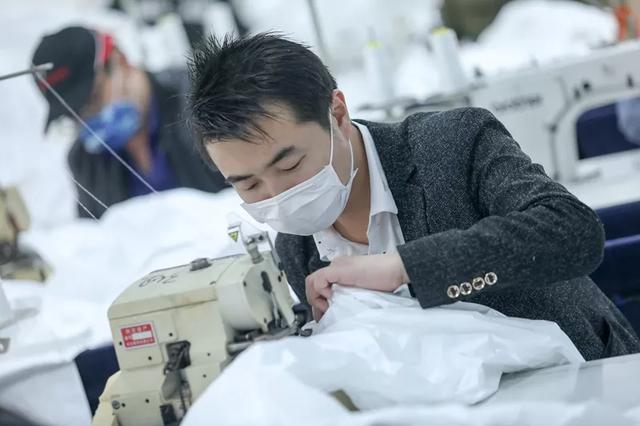 防護(hù)服緊缺？這家僅用了5天時(shí)間轉(zhuǎn)產(chǎn)防護(hù)服，日產(chǎn)量已達(dá)9000件