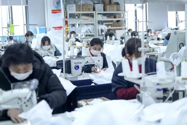 防護(hù)服緊缺？這家僅用了5天時(shí)間轉(zhuǎn)產(chǎn)防護(hù)服，日產(chǎn)量已達(dá)9000件