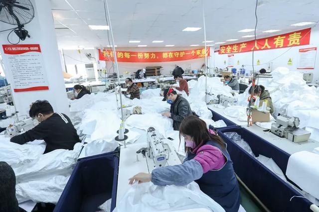 防護(hù)服緊缺？這家僅用了5天時(shí)間轉(zhuǎn)產(chǎn)防護(hù)服，日產(chǎn)量已達(dá)9000件