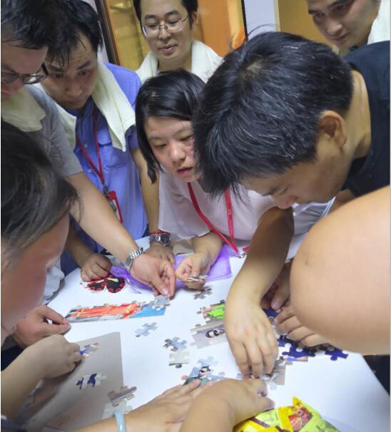 （拼圖闖關(guān)游戲）這是一個(gè)智力與體力并存的活動(dòng)！