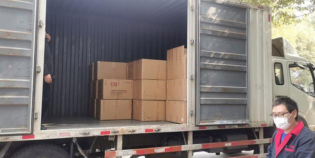 該企業(yè)轉(zhuǎn)產(chǎn)后的批防護服發(fā)往抗議一線