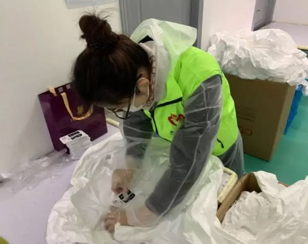 攜手戰(zhàn)“疫”，逆風(fēng)而上，上海志愿者助力抗疫防護(hù)服生產(chǎn)