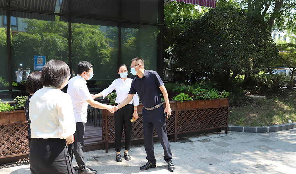 周浦鎮(zhèn)領(lǐng)導(dǎo)上海誠(chéng)格慰問(wèn)行